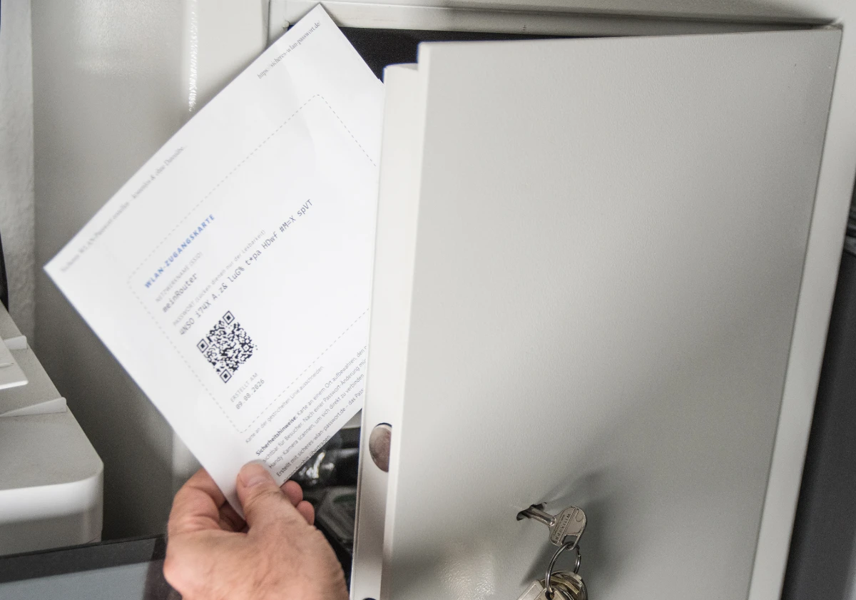 Ausgedruckte WLAN-Zugangskarte wird in einem abschließbaren Schrank sicher verwahrt.